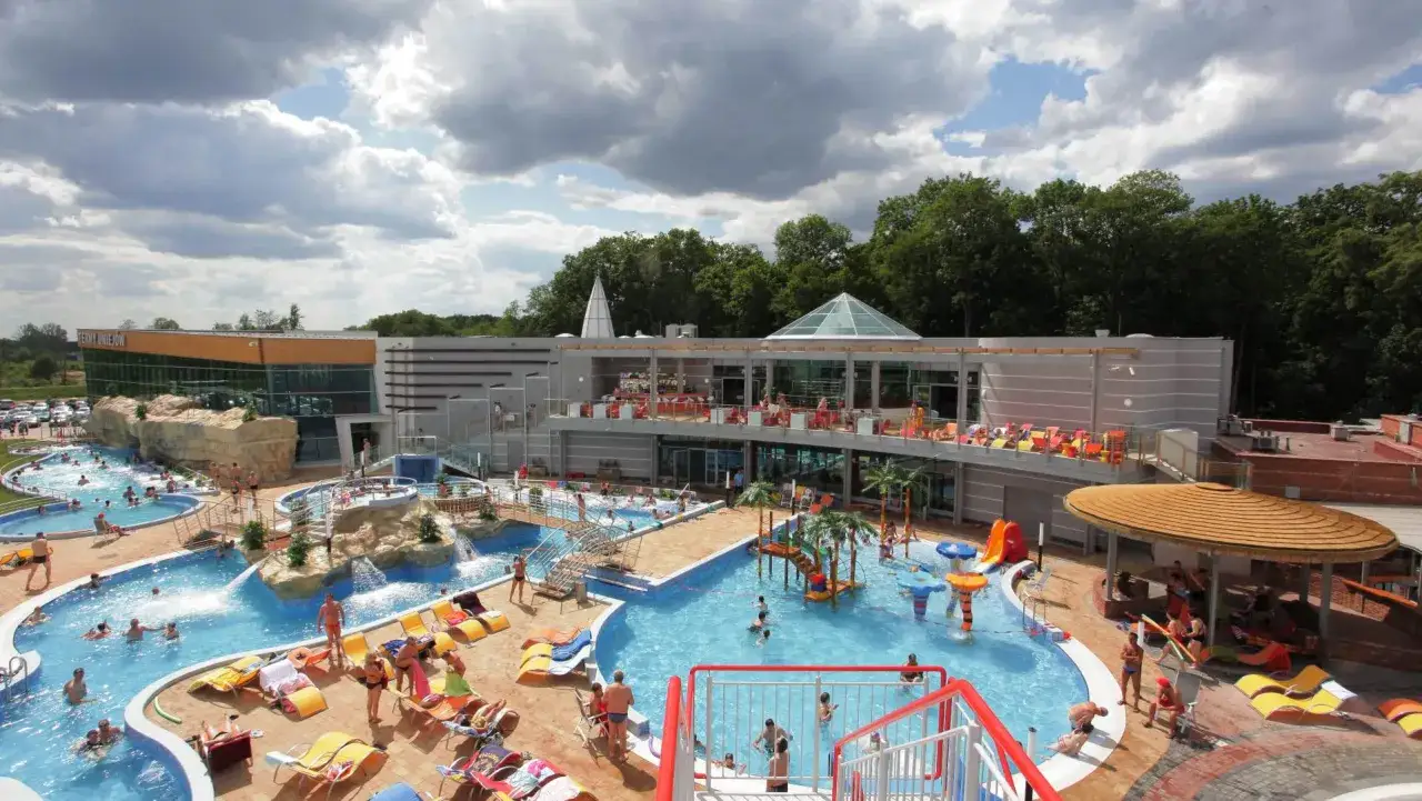 Gdzie są Termy Uniejów? Woda, słońce i relaks w kompleksie basenów zewnętrznych z atrakcjami dla całej rodziny.