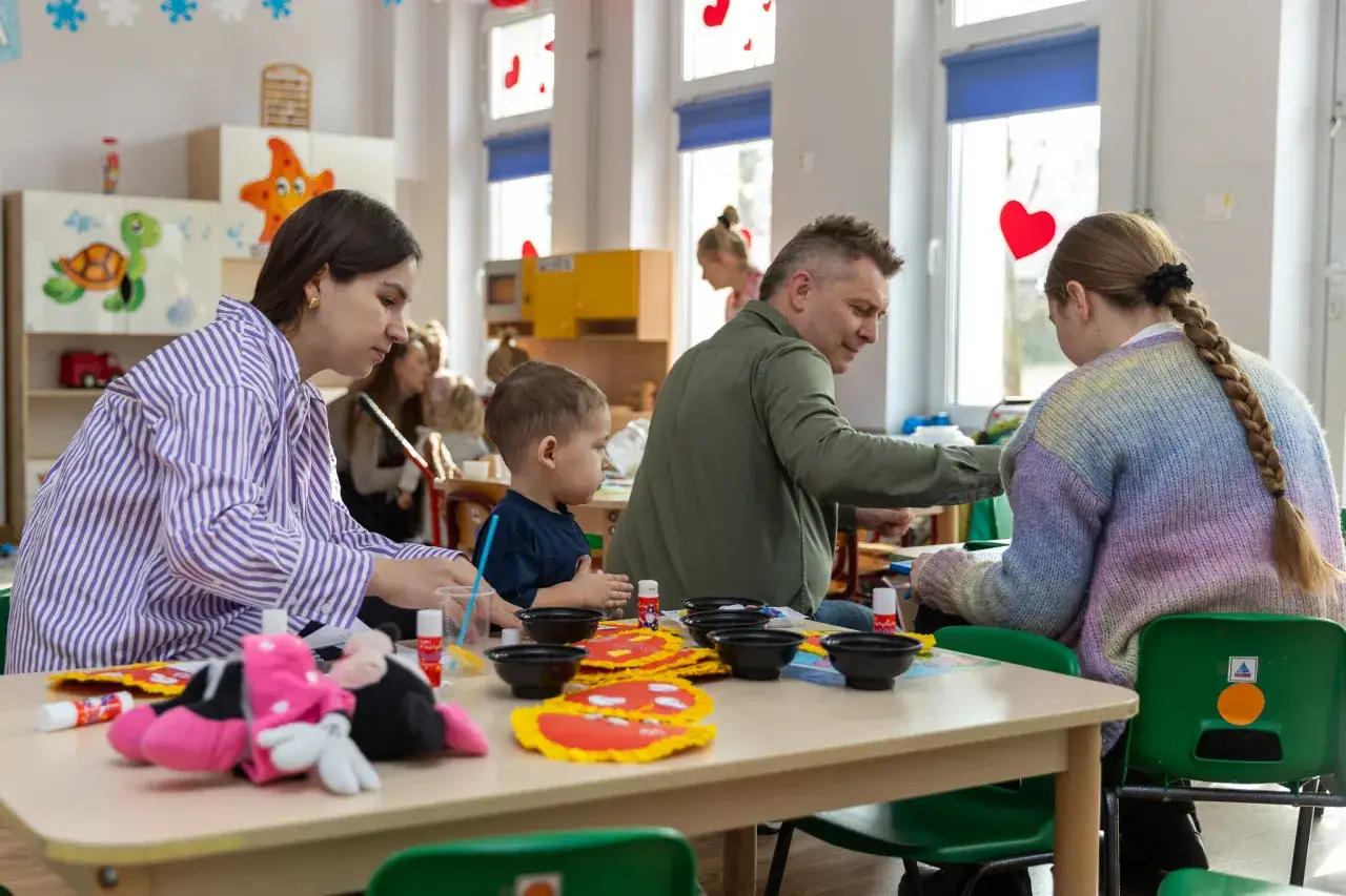 Wsp&oacute;lne tworzenie serduszek i pluszak&oacute;w to świetne pomysły na dni otwarte w przedszkolu.