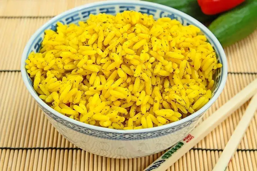 ż&oacute;łty ryż z curry w misce