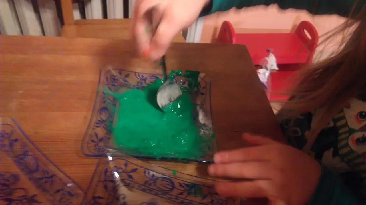 dzieci bawiące się sodą oczyszczoną i octem