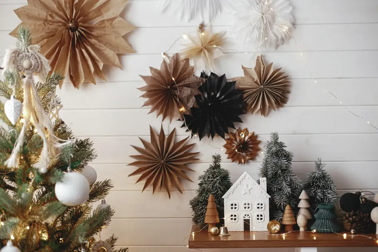 piękne naturalne ozdoby świąteczne DIY na drewnianym stole