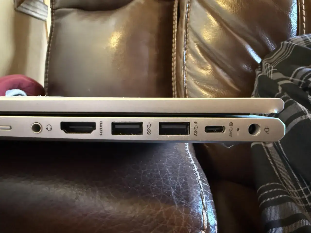 Porty USB-C i USB-A na laptopie. Dowiedz się, jak naładować laptopa przez USB, korzystając z tych złączy.