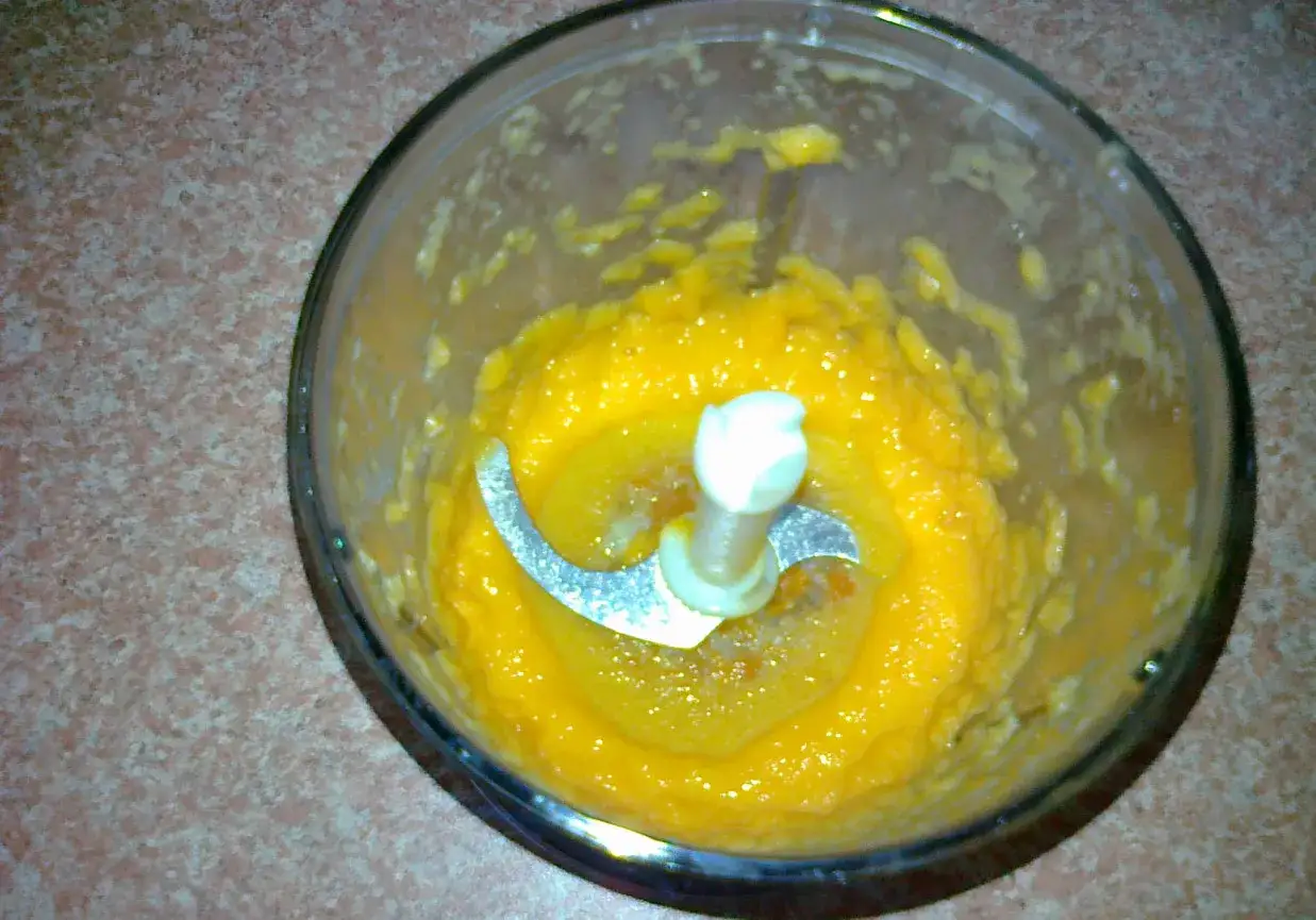 Niemowlę jedzące przecier z marchewki