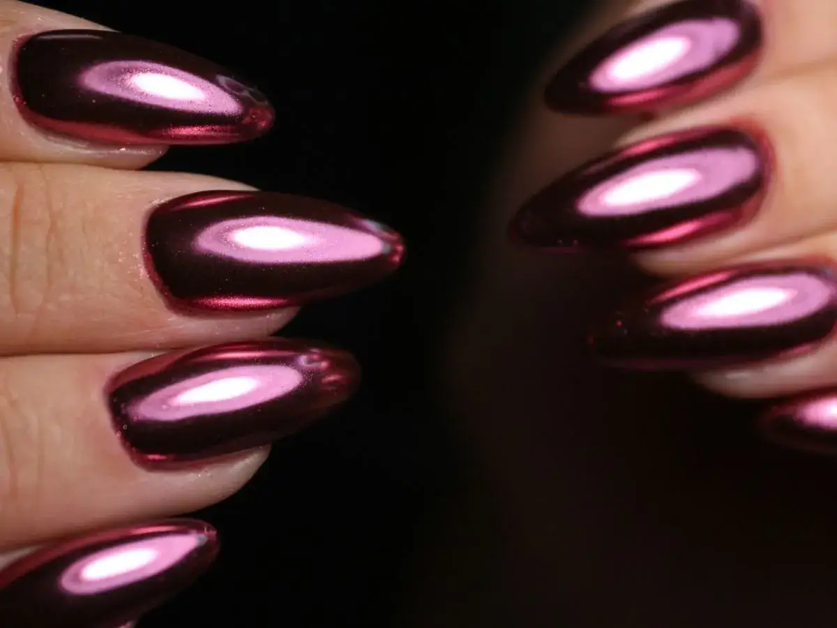 aplikacja pyłk&oacute;w na paznokcie r&oacute;żne metody