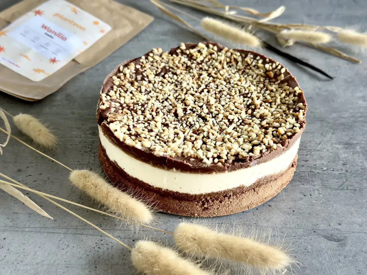 Sernik z orzechami i polewą czekoladową. Dowiedz się, jak zmielić twaróg na sernik w Thermomixie, by uzyskać idealną konsystencję.