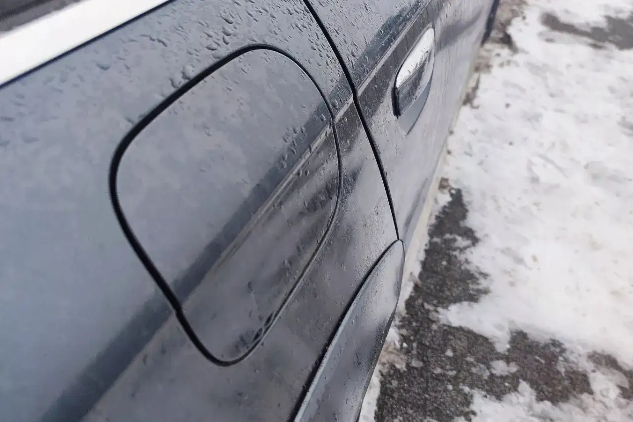 Tankowanie samochodu zimą