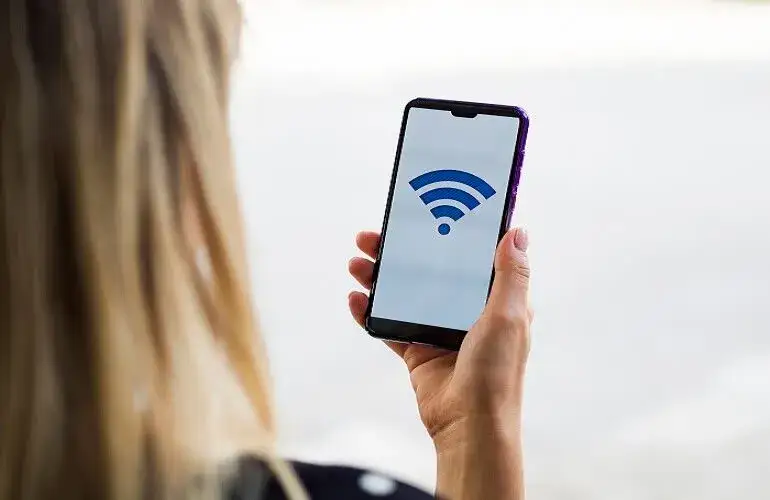 telefon z ikoną Wi-Fi Calling