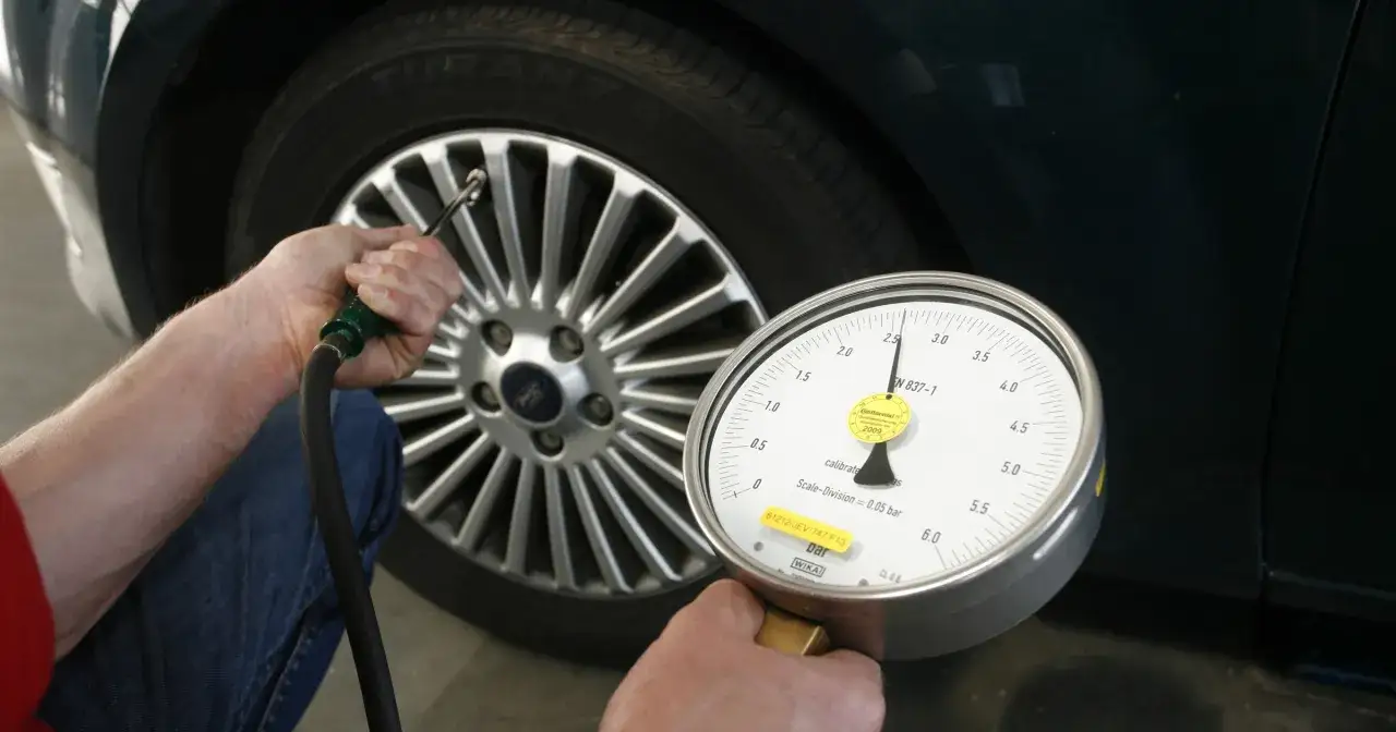 sprawdzanie ciśnienia w oponach manometr stacja benzynowa