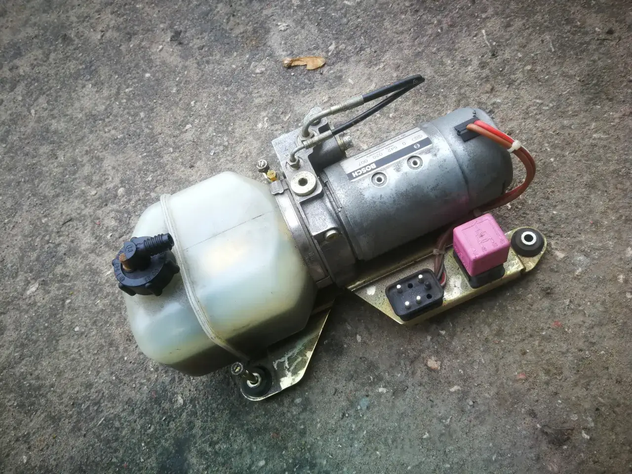 Uszkodzona pompa hydrauliczna dachu kabrioletu