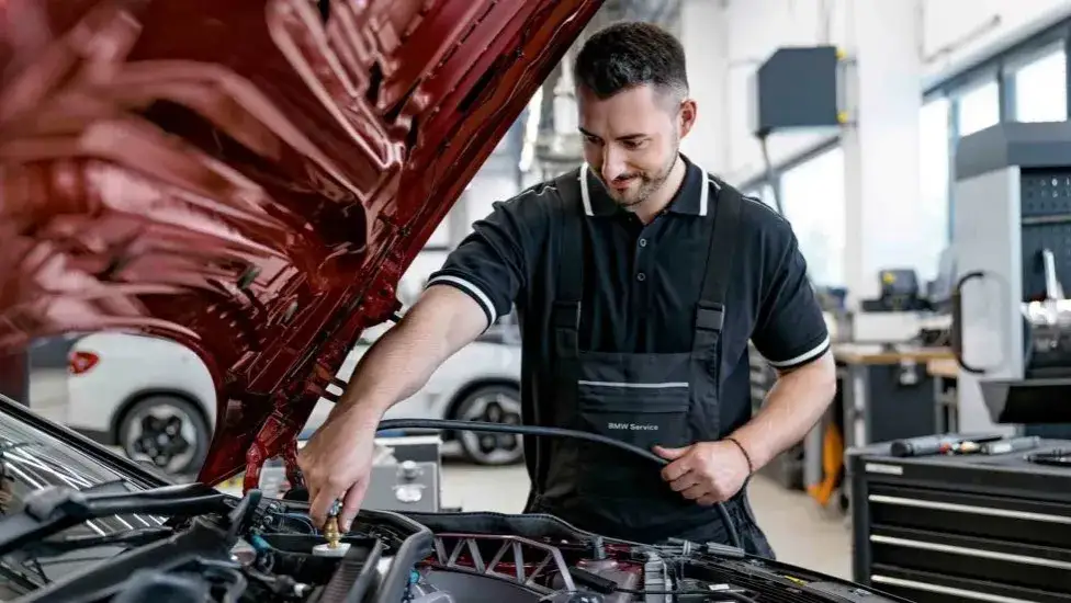 Warsztat samochodowy mechanik przy pracy