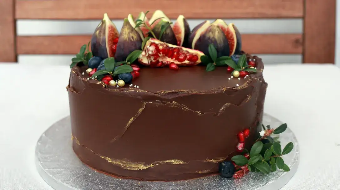 elegancki tort czekoladowy z kwiatami