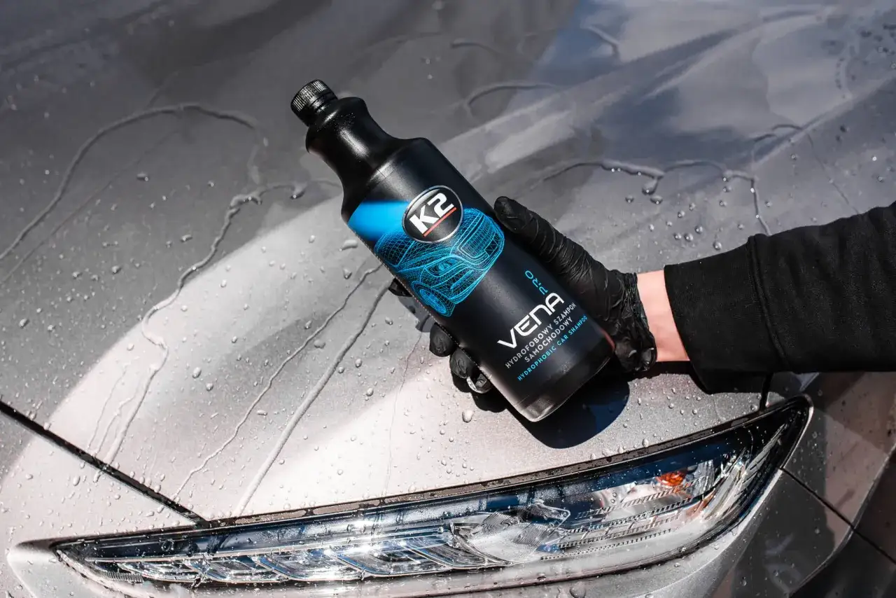 samochód woskowany efekt hydrofobowy woda