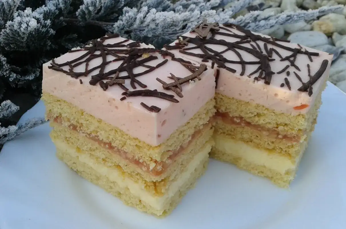 Pyszne ciasto z kremem serowym i jabłkami, idealne na deser. Ten przepis na ciasto delicja z serem i jabłkami zachwyci każdego!