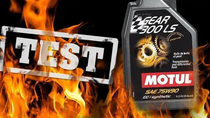 Motul Gear 300 vs Gear 300 LS porównanie butelek