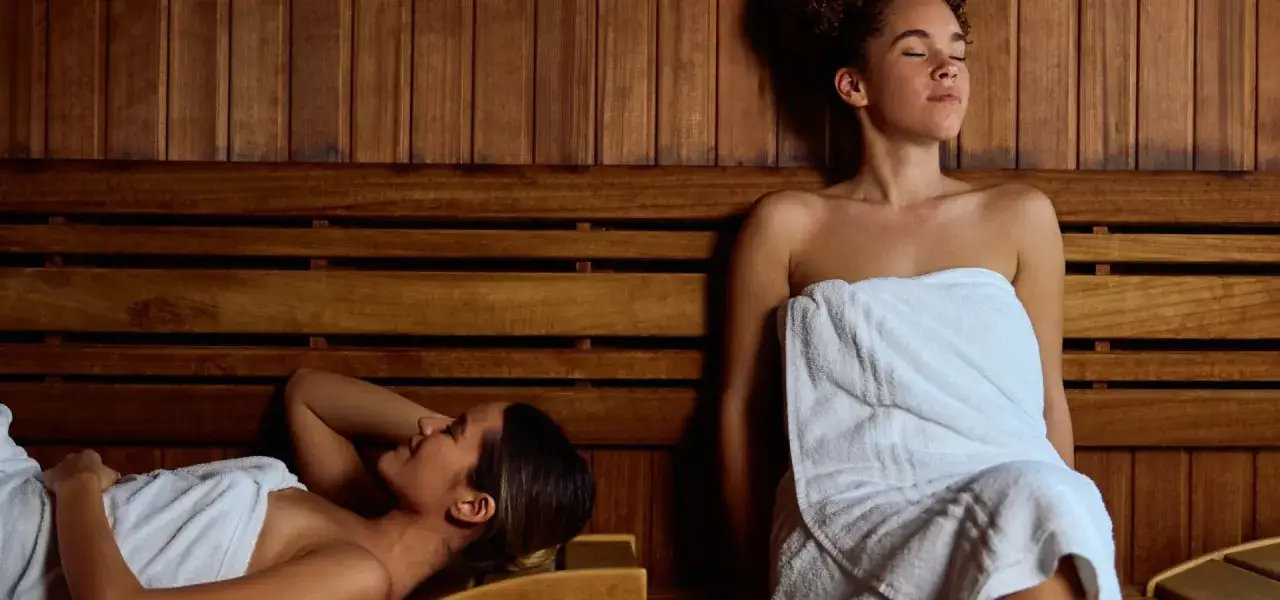 kobieta relaksująca się w saunie lub spa