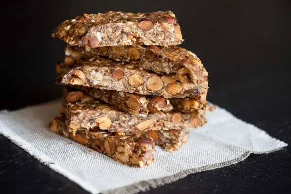 składniki do zdrowych batonów płatki owsiane daktyle orzechy