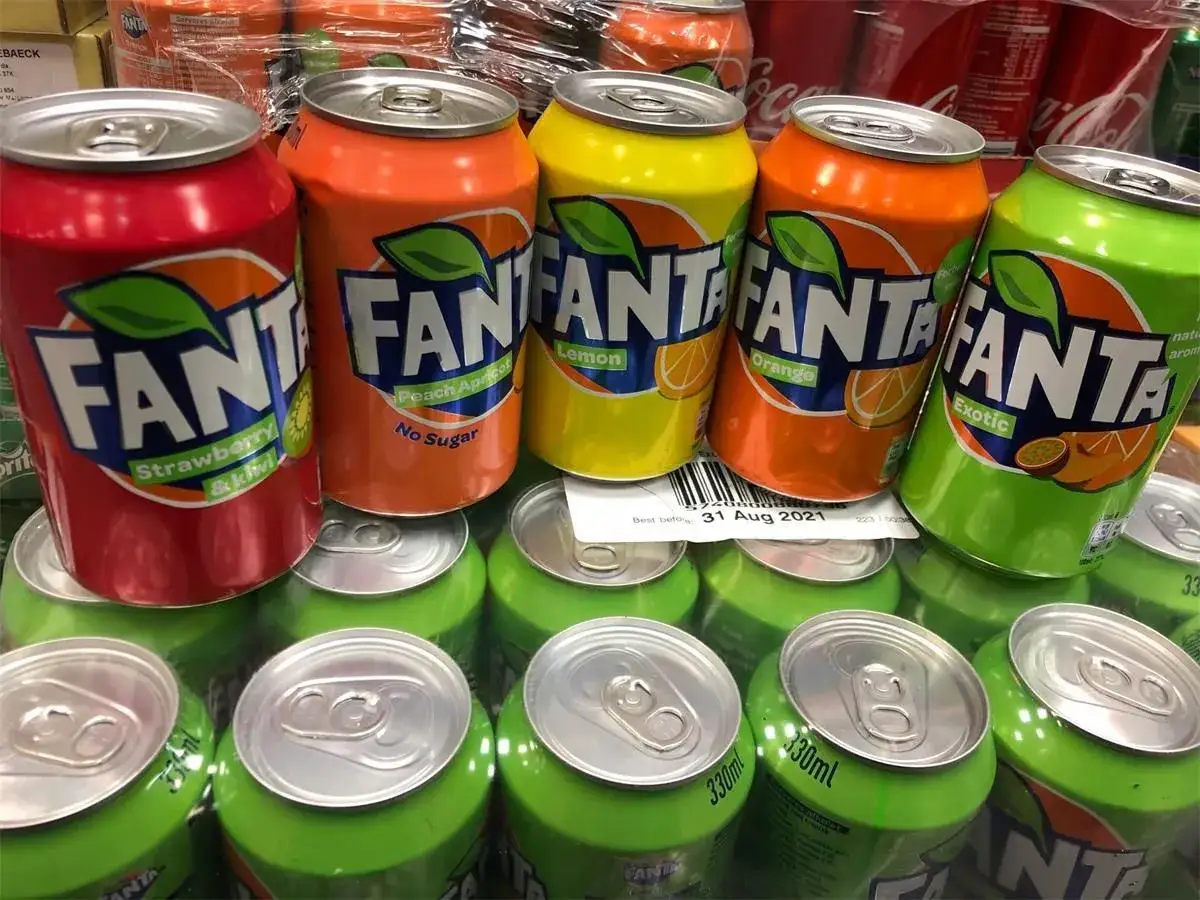 Zielona Fanta butelki i puszki różne smaki