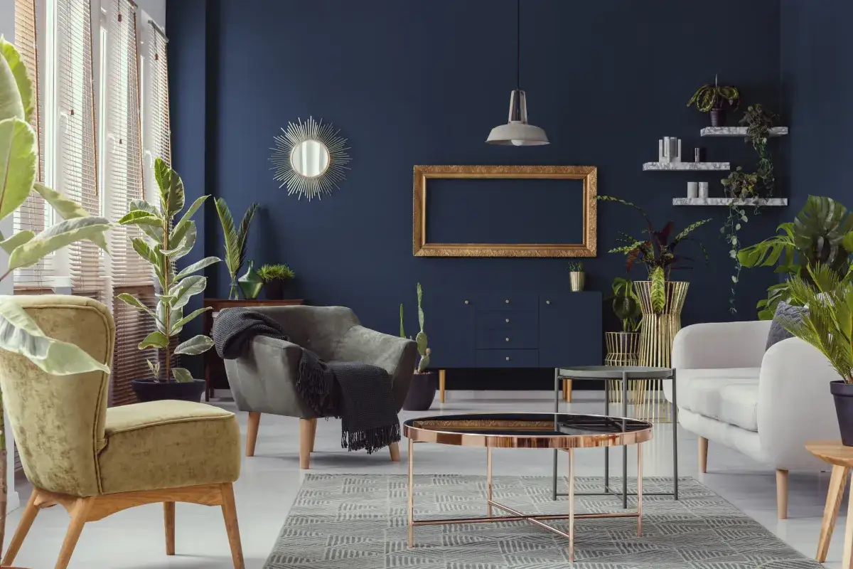 inspiracje kolorystyczne granatowa ściana salon