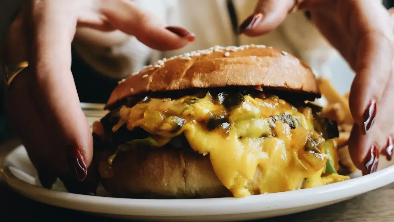 idealnie wysmażony burger na patelni żeliwnej