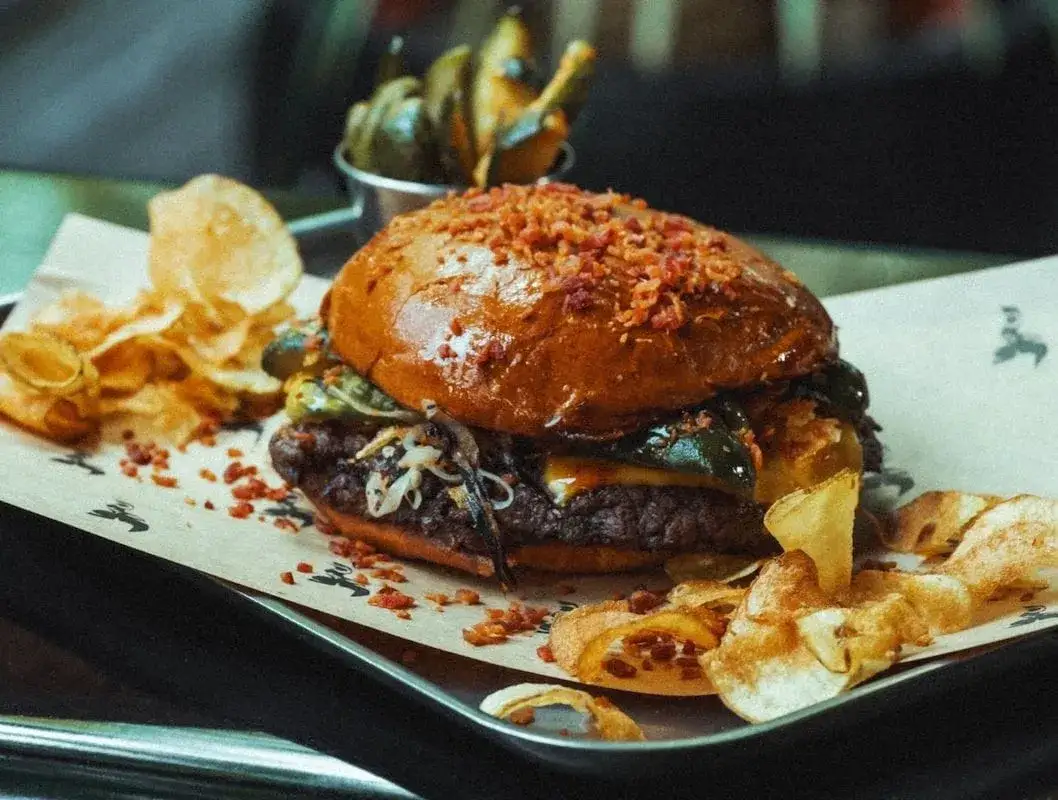 domowy burger premium z dodatkami