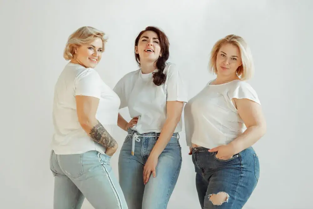 spodnie mom fit stylizacje dla niskich i plus size