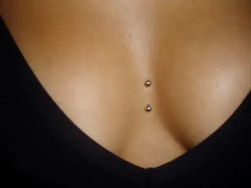 kolczyk między piersiami surface bar microdermal