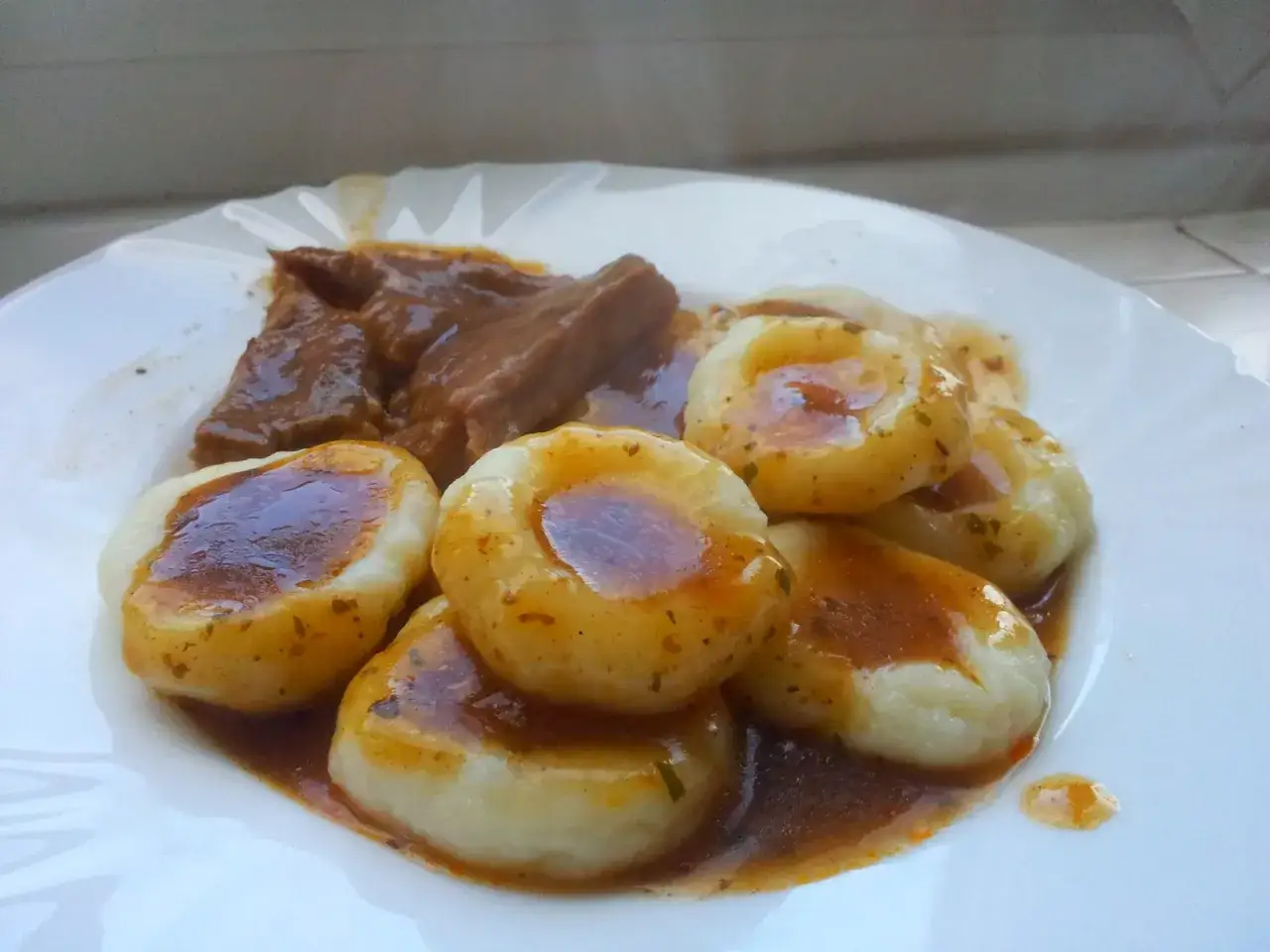 Kluseczki śląskie z gulaszem. Do klusek śląskich najlepsza jest mąka ziemniaczana.