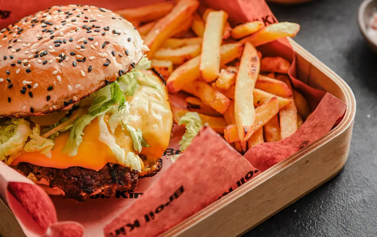 smash burger na patelni żeliwnej z chrupiącą sk&oacute;rką