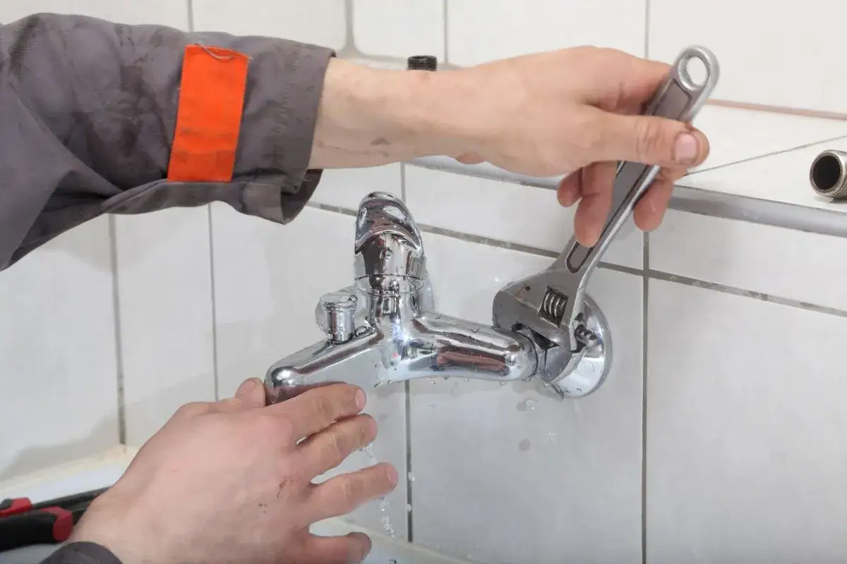 hydraulik pracuje w łazience