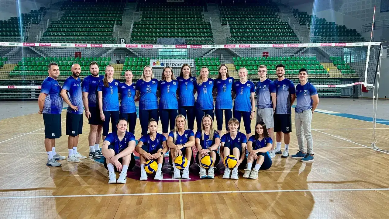 Pałac Bydgoszcz skład drużyny siatkarskiej pozuje do zdjęcia w hali sportowej.