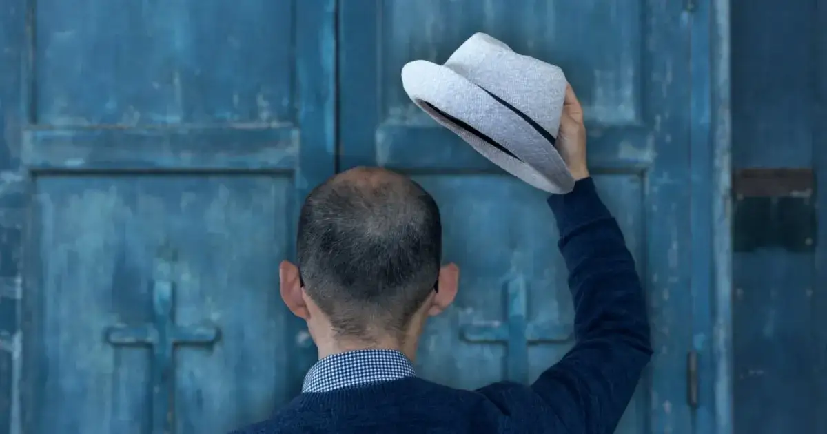 Zdjęcie Czy w kościele można być w czapce? Odkryj nieznane zasady ubioru