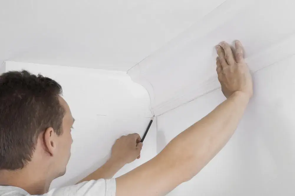 Zdjęcie Jak przyciąć listwy przysufitowe, aby uniknąć błędów i uzyskać perfekcję