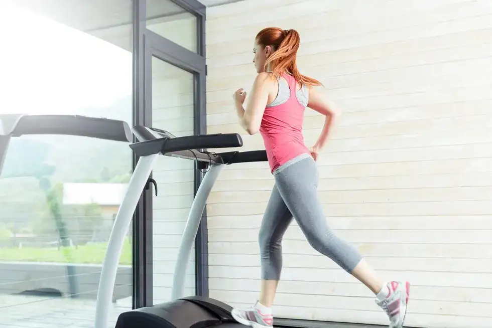 Zdjęcie Jak biegać na bieżni żeby spalić tłuszcz i uniknąć błędów