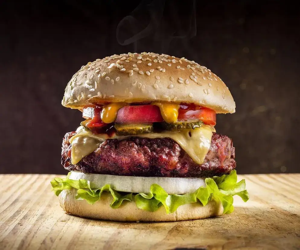 Zdjęcie Ile kcal ma burger? Zaskakujące różnice w kaloryczności burgerów