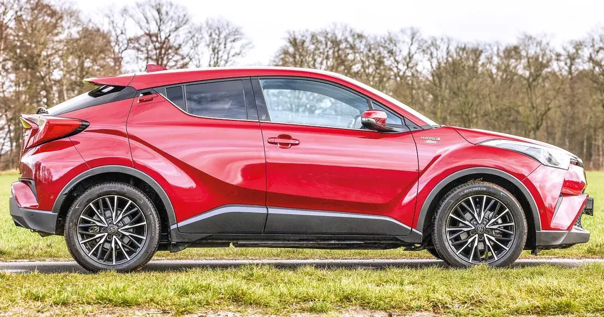 Zdjęcie Toyota C-HR hybryda czy benzyna - co wybrać dla oszczędności?