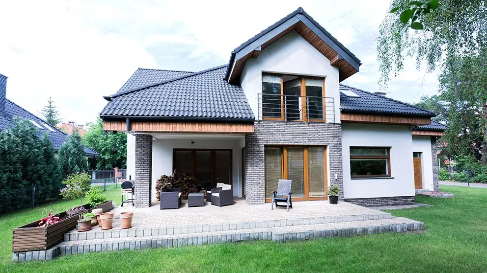 Zdjęcie Jakie kolory elewacji do czarnego dachu i brązowych okien wybrać?