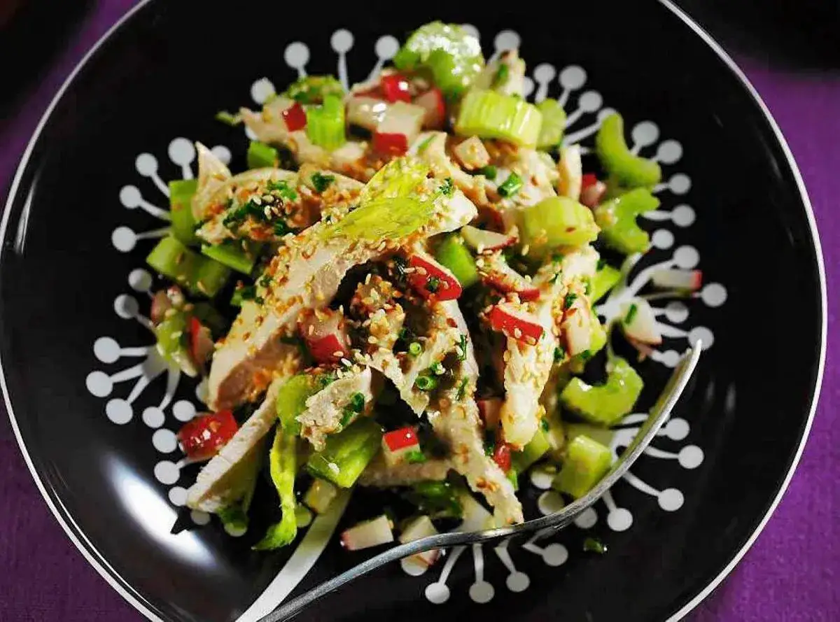 Zdjęcie Najlepsze sosy do sałatki z kurczakiem, które zachwycą smakami
