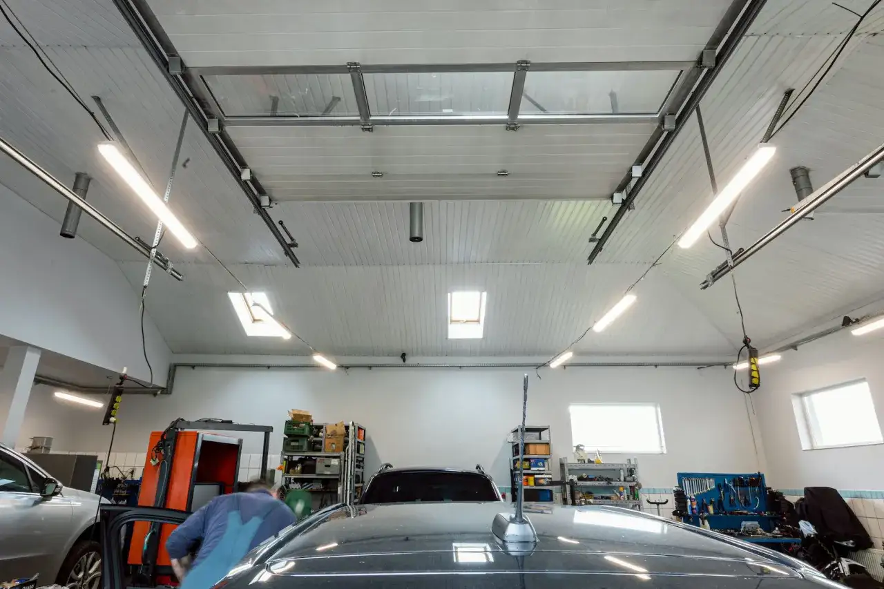 Zdjęcie Jakie oświetlenie do warsztatu samochodowego? Uniknij najczęstszych błędów