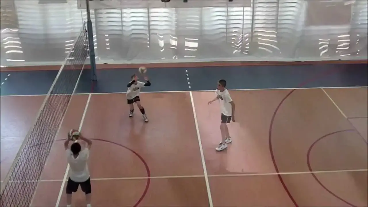 Zdjęcie Jak poprawnie odbijać piłkę siatkową – techniki, błędy i ćwiczenia dla początkujących