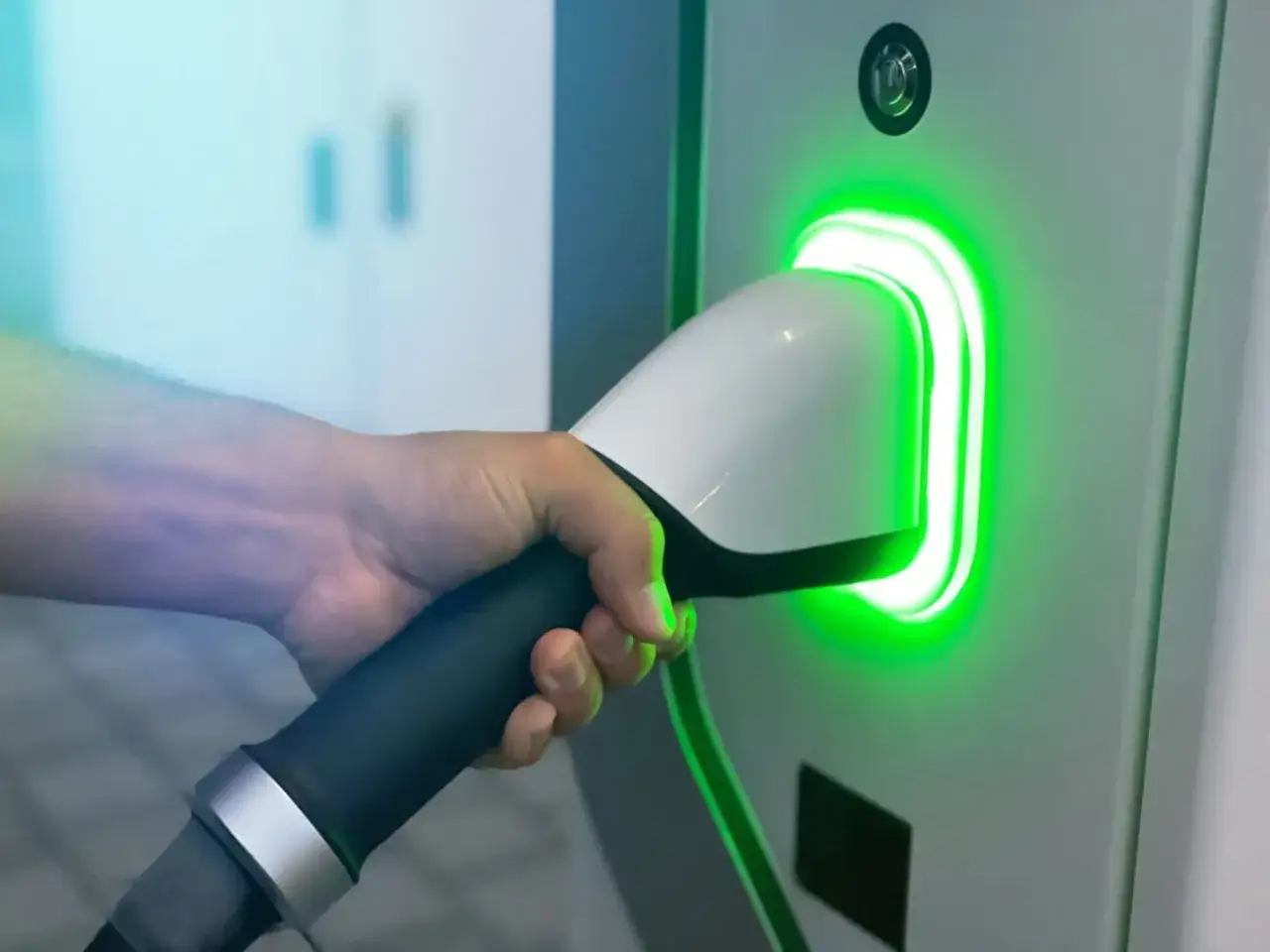 Zdjęcie Ile kosztuje ładowanie Tesli? Sprawdź, jak zaoszczędzić na energii