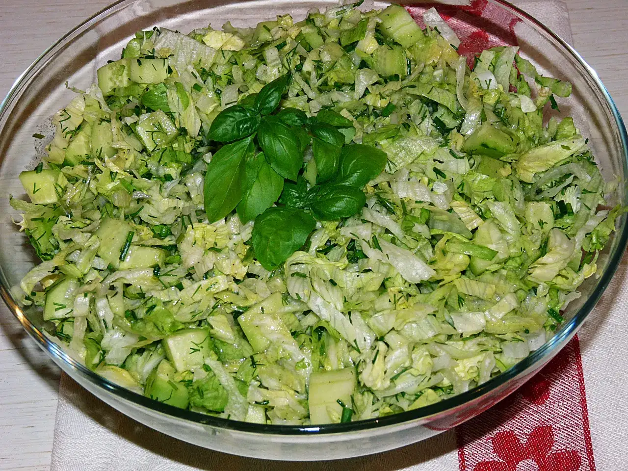 Zdjęcie Prosta i pyszna surówka z sałaty lodowej – sprawdź najlepsze przepisy