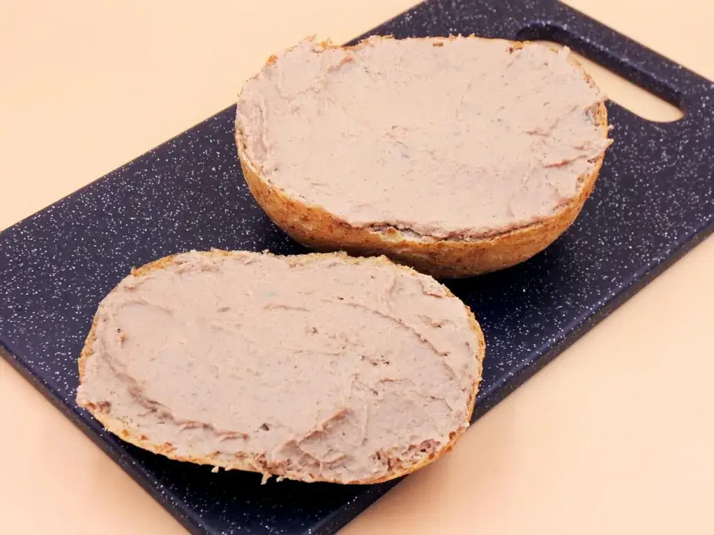 Zdjęcie Ile kalorii ma kanapka z pasztetem? Zaskakujące wartości kaloryczne!