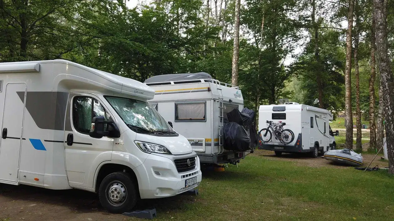 Zdjęcie Kamper czy przyczepa kempingowa – co wybrać, aby uniknąć rozczarowania?
