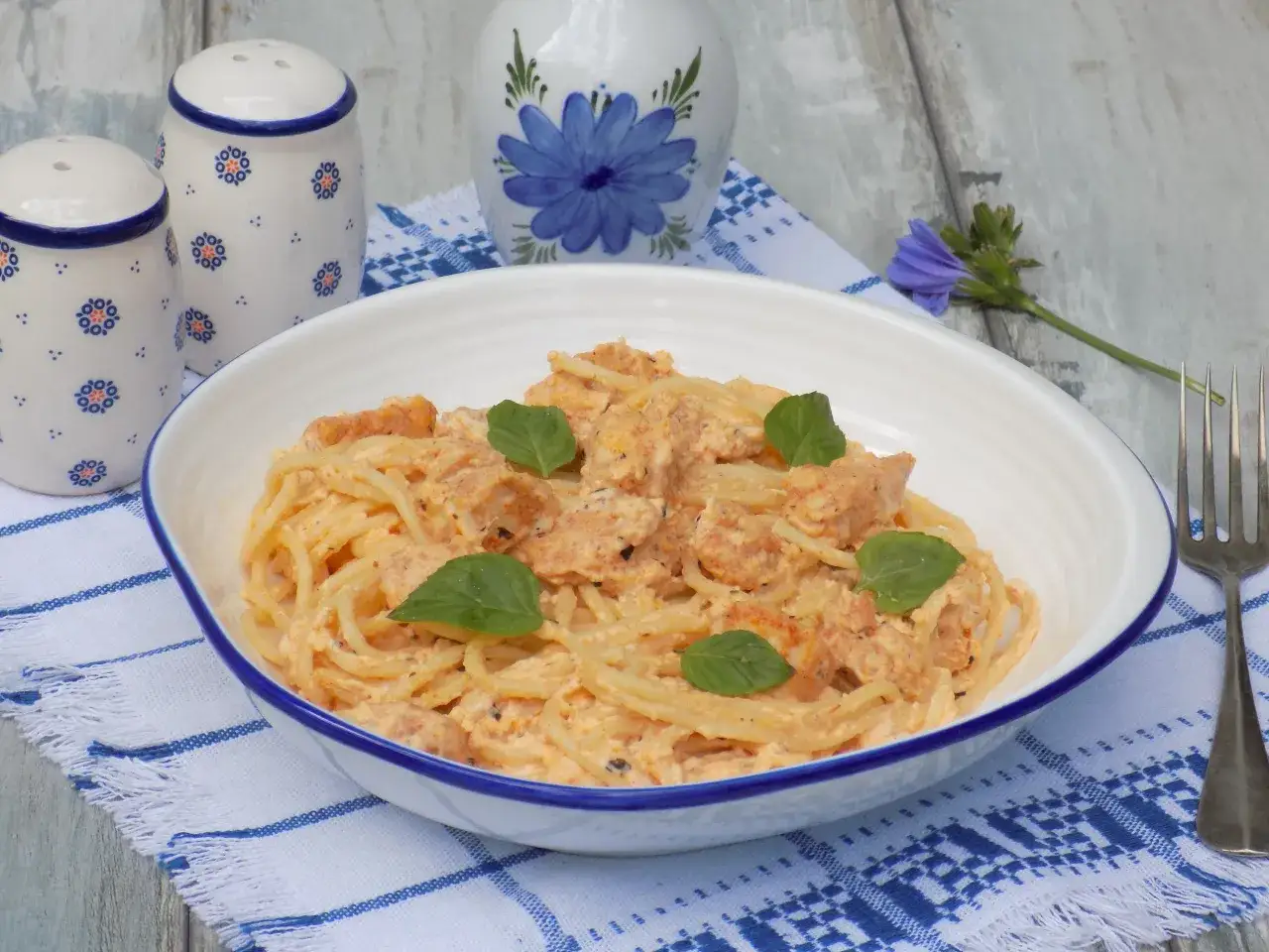 Zdjęcie Jak zrobić sos z jogurtu naturalnego do makaronu - prosty przepis