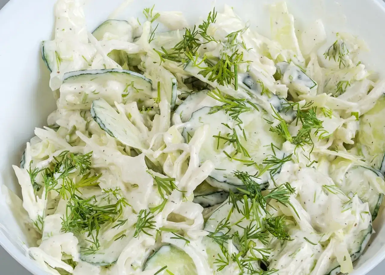 Zdjęcie Surówka z młodej kapusty do grilla – idealny przepis na lato