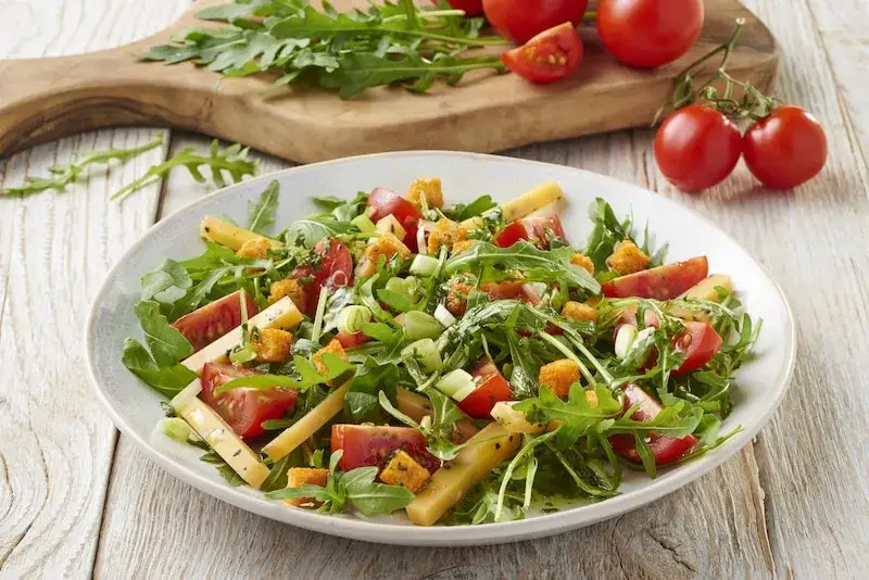 Zdjęcie Jak zrobić sałatkę z rukoli - prosty przepis na zdrowe danie w 10 minut