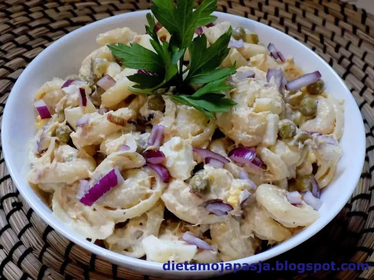 Zdjęcie Jaki tuńczyk do sałatki wybrać? Porównanie, zalety i wady dla idealnego smaku