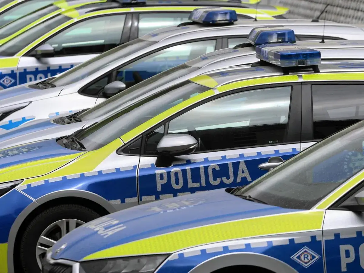 Policyjne radiowozy z napisem 