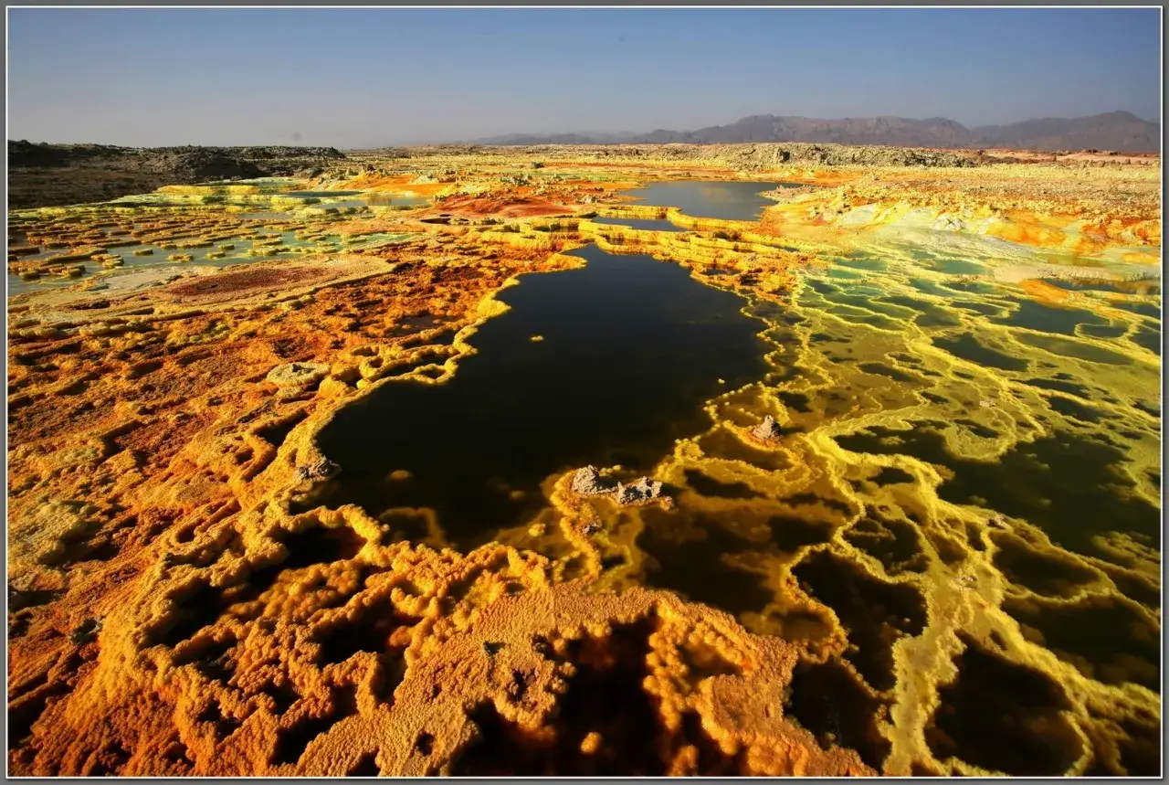 Niesamowite krajobrazy Dallol, Etiopia. Wycieczka do tego miejsca to podróż na inną planetę, pełną gorących źródeł i minerałów.