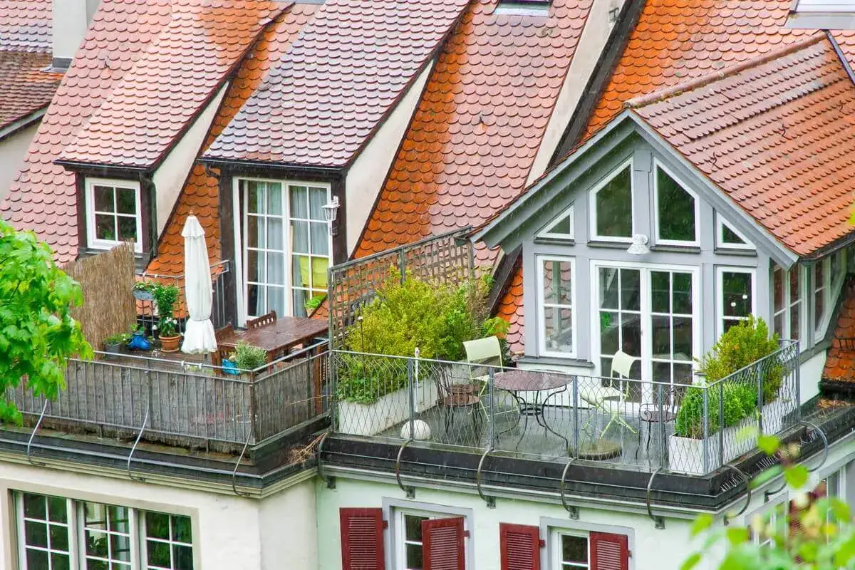 balkon z pnączami i wysokimi trawami